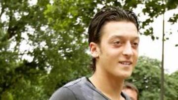 <b>A LA ESPERA. </b>Ozil, ayer por la tarde al salir del entrenamiento. Su novia le fue a recoger.