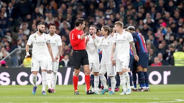 Los jugadores del Real Madrid protestan al árbitro durante el último Clásico de Copa.