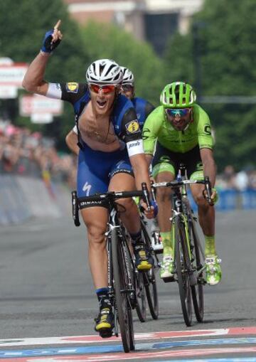 El ciclista italiano Matteo Trentin del equipo Etixx celebra su victoria tras la decimoctava etapa del Giro de Italia entre Muggiò y Pinerolo, de 240 kilómetros, en Italia