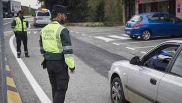 Dos agentes de la Guardia Civil de Tr&aacute;fico en un control policial durante el d&iacute;a 32 del estado de alarma y dos d&iacute;as despu&eacute;s de que se haya reactivado la actividad laboral no esencial en las empresas cuyos empleados no puedan te