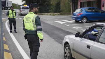 Dos agentes de la Guardia Civil de Tráfico en un control policial durante el día 32 del estado de alarma y dos días después de que se haya reactivado la actividad laboral no esencial en las empresas cuyos empleados no puedan teletrabajar, en Pamplona/Navarra (España) a 15 de abril de 2020.
CORONAVIRUS;PANDEMIA;ESTADO DE ALARMA;ENFERMEDAD;TRABAJADOR;COCHE
Eduardo Sanz / Europa Press
15/04/2020