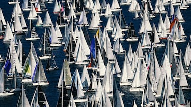 Barcos navegando al inicio de la 57ª Regata de Vela Barcolana en el Golfo de Trieste.