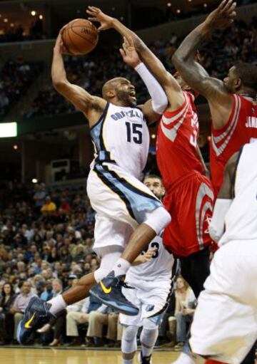 Vince Carter salta para encestar sobre Corey Brewer.