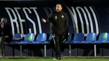 GRAF5745. MARBELLA (MÁLAGA), 05/01/2021.- El entrenador del Valladolid, Sergio González, durante el partido de la Copa del Rey ante el Marbella que disputan esta noche en el Estadio Municipal Antonio Lorenzo Cuevas de Marbella, en Mál
