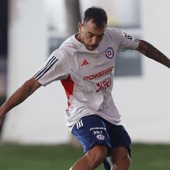 “El cambio de posición fue clave para que llegara a la Roja... Juega mucho mejor de central”