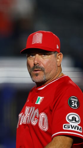 GUADALAJARA (MÉXICO), 12/11/2024.- Benjamín Gil, entrenador de México, durante un partido ante Panamá en un juego del Premier 12 de la Confederación Mundial de Béisbol y Sóftbol (WBSC) celebrado en el Estadio Panamericano de Béisbol, en Guadalajara, Jalisco (México). EFE/Francisco Guasco