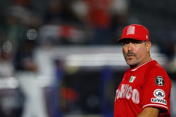 GUADALAJARA (MÉXICO), 12/11/2024.- Benjamín Gil, entrenador de México, durante un partido ante Panamá en un juego del Premier 12 de la Confederación Mundial de Béisbol y Sóftbol (WBSC) celebrado en el Estadio Panamericano de Béisbol, en Guadalajara, Jalisco (México). EFE/Francisco Guasco
