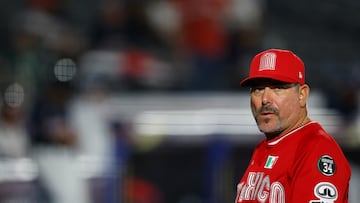 GUADALAJARA (MÉXICO), 12/11/2024.- Benjamín Gil, entrenador de México, durante un partido ante Panamá en un juego del Premier 12 de la Confederación Mundial de Béisbol y Sóftbol (WBSC) celebrado en el Estadio Panamericano de Béisbol, en Guadalajara, Jalisco (México). EFE/Francisco Guasco