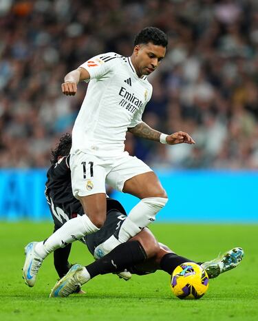 Falta de Renato Tapia a Rodrygo al borde del área.