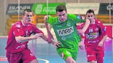 <b>ES DUDA. </b>Joel (MRA) regatea a Pablo en el MRA-ElPozo de Liga.