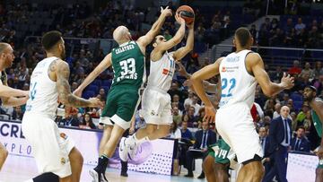 Facundo Campazzo lanza ante la defensa de Nik Calathes durante el partido entre el Real Madrid y el Panathinaikos.