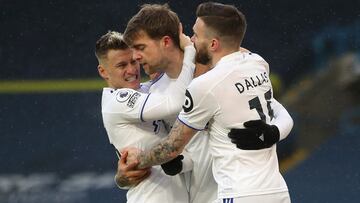 Bamford, de penalti, alivia a Bielsa