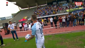 El mayor tierra trágame que se ha visto en una presentación de un futbolista: te va a costar creer lo que sucede