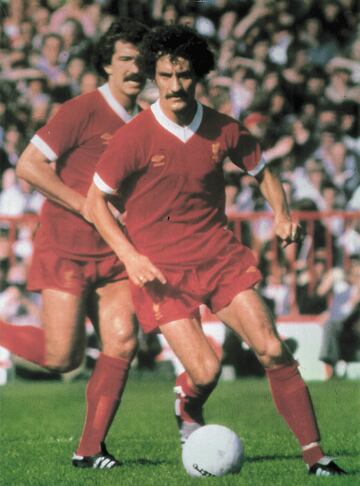 Solidez, gran despliegue y capacidad de liderazgo. Gan車 cinco ligas, tres Copas de Europa y cuatro copas de la liga. Lleg車 al club el mismo a?o de Alan Hansen y Kenny Dalglish.