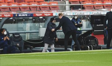 Saludo entre Ronald Koeman y Álvaro Cervera. 