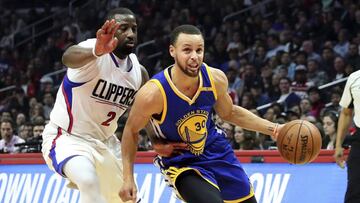 MAN25 LOS ÁNGELES (ESTADOS UNIDOS) 03/02/2017.- El jugador de los Warriors Stephen Curry (d) lucha por el balón con Raymond Felton (i) de los Clippers durante el partido de la NBA que enfrentó a los Golden State Warriors y a Los Angeles Clippers en el Staples Center en Los Ángeles, California (Estados Unidos), ayer, 2 de febrero de 2017. EFE/Mike Nelson
