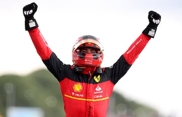 Manos arriba y totalmente aliviado, Carlos Sainz celebra su primera victoria tras 11 podios que había cosechado hasta el momento.