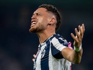 AME9390. GUADALUPE (MÉXICO), 18/10/2025.- Lucas Ocampos de Monterrey reacciona este sábado, previo a un partido de la jornada 13 de la Liga MX entre Monterrey y Pumas en el estadio BBVA, Guadalupe (México). EFE/ Miguel Sierra
