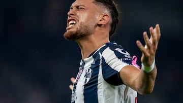 AME9390. GUADALUPE (MÉXICO), 18/10/2025.- Lucas Ocampos de Monterrey reacciona este sábado, previo a un partido de la jornada 13 de la Liga MX entre Monterrey y Pumas en el estadio BBVA, Guadalupe (México). EFE/ Miguel Sierra