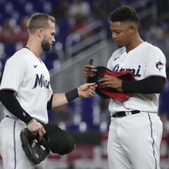 How do catchers relay signals to pitchers? How does PitchCom work?