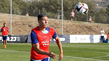 Nehuén Pérez se dispone a cabecear un balón durante el entrenamiento de este jueves en Segovia.