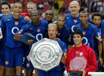 2004. Wenger y el Arsenal consiguen la Charity Shield tras ganar 3-1 al Manchester United.