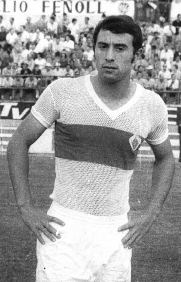 Estuvo solo una temporada en el Barcelona, la 69-70. Después fichó por el Elche donde estuvo hasta 1974.  