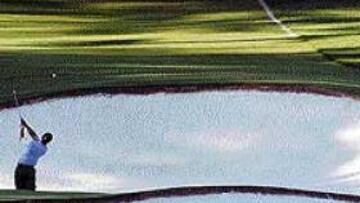 <b>SE CLAVÓ EN EL BUNKER.</B> Tiger Woods tenía prisa por remontar pero topó con los bunkers y los bosques del campo de Augusta.