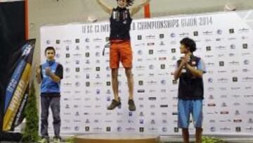 El checo Adam Ondra (c) se proclam&oacute; este domingo campe&oacute;n del mundo de escalada en la modalidad de dificultad, al superar al espa&ntilde;ol Ram&oacute;n Juil&aacute;n (i), en tercera posici&oacute;n se clasific&oacute; el japon&eacute;s Sachi Amma (d), en unos campeonetos que se han celebrado durante esta semana en el palacio de los Deportes de Gij&oacute;n. EFE/Alberto Morante