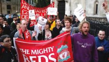 Aficionados del Liverpool se manifestaron a las puertas del Tribunal Supremo de Londres con motivo del fallo sobre la venta del club.