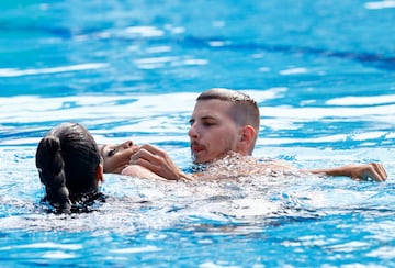 Cuando la mítica solista estadounidense, acababa su ejercicio y se detenía la música durante el mundial de Budapest, se desvaneció dentro del agua, por lo que rápidamente saltaron a la piscina la propia seleccionadora, Andrea Fuentes, vestida de calle, y un auxiliar de la competición que ha sujetado a la nadadora. 