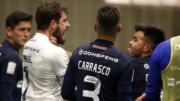 Futbol, Union La Calera vs Universidad de Chile.
Decimonovena fecha, campeonato Nacional 2020.
Los jugadores de Universidad de Chile Fernando De Paul y Gonzalo Espinoza discuten tras el partido de primera division contra Union La Calera realizado en el estadio Nicolas Chahuan de La Calera, Chile.
18/11/2020
Raul Zamora/Photosport
Football, Union La Calera vs Universidad de Chile.
19th date, 2020 National Championship.
Universidad de Chile's players Fernando De Paul and Gonzalo Espinoza after the first division match against Union la Calera held at the Nicolas Chahuan stadium in La Calera, Chile.
18/11/2020
Raul Zamora/Photosport
