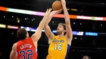 <b>PAU ANTE EL FUTURO. </b>Griffin, el cañón 'clipper', contesta el tiro de Pau Gasol, presionado por Paul.