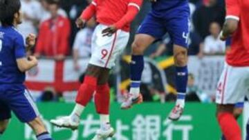 <b>IGUALADO. </b>Bent salta con Tulio en la victoria sobre Japón.