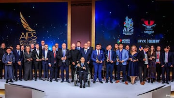 Los premiados posan con el galardón tras la gala de la Asociación Internacional de Periodismo Deportivo