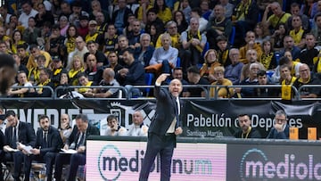 LA LAGUNA, 13/04/2025.- El entrenador del Real Madrid, Chus Mateo, durante el partido de la jornada 27 de la Liga Endesa que enfrentó a su equipo con La Laguna Tenerife, este domingo en el pabellón Santiago Martín en La Laguna, (Tenerife). EFE/ Miguel Barreto