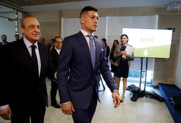 El ex delantero del Eintracht, de 21 años, firma por las próximas seis temporadas por el equipo blanco. Ha costado 60 millones de euros. En la foto, el presidente del Real Madrid Florentino Pérez acompaña a Jovic. 