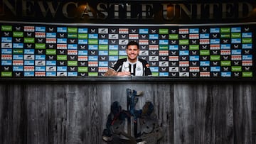 Bruno Guimaraes en su presentaci&oacute;n oficial con el Newcastle