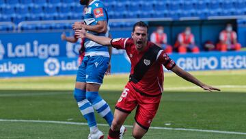 Juan Villar celebra uno de sus goles en Riazor.