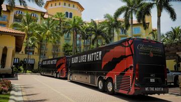 El autob&uacute;s de Toronto Raptors en Orlando (Florida).