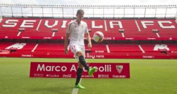 Presentación de la última incorporación del Sevilla Marco Andreolli.