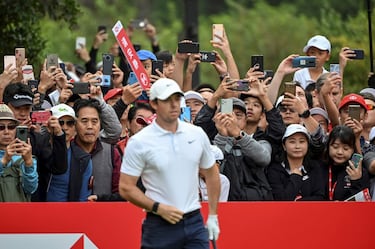 Rory McIlroy, norirlandés de 30 años, se adjudicó la victoria en el torneo WGC-HSBC Champions de Shanghái. Derrotó en el desempate al anterior campeón, Xander Schauffele, y los fans chinos no se perdieron ningún detalle de las evoluciones de la competición, que quedó pertinentemente registrada con las cámaras de sus móviles.