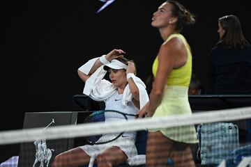 Aryna Sabalenka camina por delante de Paula Badosa durante un descanso entre juegos.