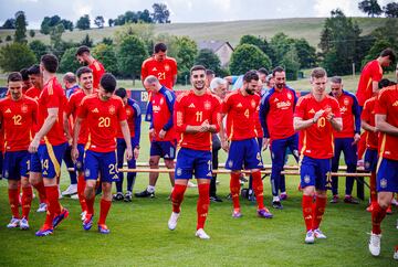 Ferran Torres tras la fotografía oficial de la selección.