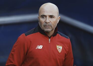 Jorge Luis Sampaoli Moya (Casilda, Santa Fe, 1960) llegó al Sevilla en 2016 como reválida de Monchi para el banquillo, en el que la marcha de Unai Emery, tres Europa Leagues seguidas, había dejado un hueco que parecía difícilmente reemplazable. Tras una etapa de éxitos con la selección de Chile, Sampaoli rompió un preacuerdo con el Granada y se fue 240 kilómetros al Oeste, al Sánchez Pizjuán. Su fútbol de posición, atrevido, creó adeptos y haters por igual mientras el equipo de Nervión soñaba con ganar el título de Liga. Pero se desinfló, en febrero, y también quedó apeado de la Champions en octavos por el Leicester. El Sevilla quería conservarlo durante su segundo año de contrato pero Argentina le llamó a meses del Mundial 2018. Tras una ardua negociación, abandonaba Nervión rumbo a la albiceleste. 