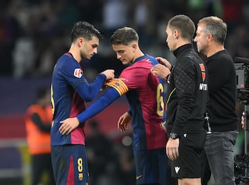 El conjunto blaugrana logr¨® una victoria contundente 5-1 contra el Sevilla FC en el Estadi Ol¨ªmpic Llu¨ªs Companys. El partido comenz¨® con dominio azulgrana, y Robert Lewandowski abri¨® el marcador desde el punto de penalti en el minuto 24. Poco despu¨¦s, Pedri ampli¨® la ventaja en el minuto 28, tras una gran asistencia de Lamine Yamal. Antes del descanso, Lewandowski volvi¨® a marcar en el minuto 39, dejando el partido pr¨¢cticamente sentenciado. En la segunda mitad, el Bar?a sigui¨® imponiendo su ritmo, y Pablo Torre anot¨® el cuarto gol en el minuto 82. El Sevilla logr¨® descontar con un tanto de Stanis Idumbo en el minuto 87, pero Torre cerr¨® la goleada con un espectacular gol de tiro libre en el minuto 88.
Adem¨¢s, el partido marc¨® el regreso de Gavi tras casi un a?o de ausencia por lesi¨®n.