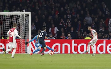 Gran parada de Thibaut Courtois en un mano a mano con Hakim Ziyech.