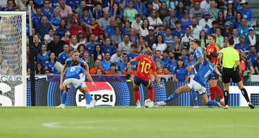 La jugadora del Madrid combinó con Alexia y disparó de forma violentísima. Brutal el tanto del empate para las españolas. 