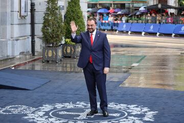 El Presidente del Principado de Asturias, Adrián Barbón, a su llegada.