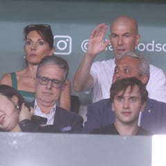 Zidane, una estrella en el palco de El Arcángel